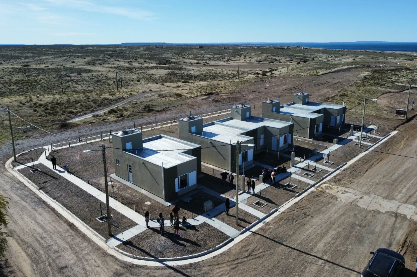 Arcioni entregó viviendas y supervisó la obra de interconexión eléctrica entre Camarones y Garayalde