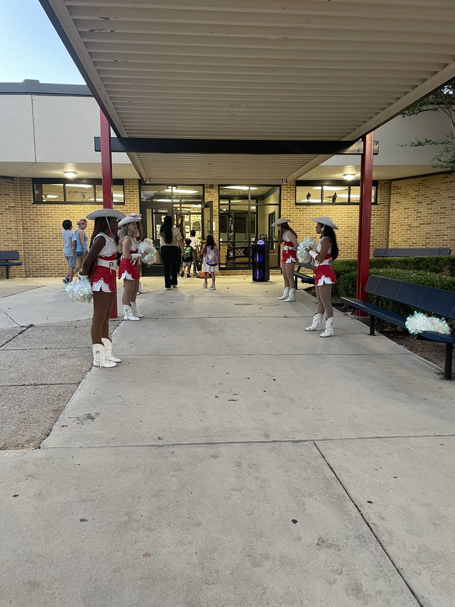 Kicking off Attendance Spirit Week @NISDKnowlton Thank you @NISDTaft Dance Team for your support this morning! @TAMEZKIMBERLY @NISDSASC