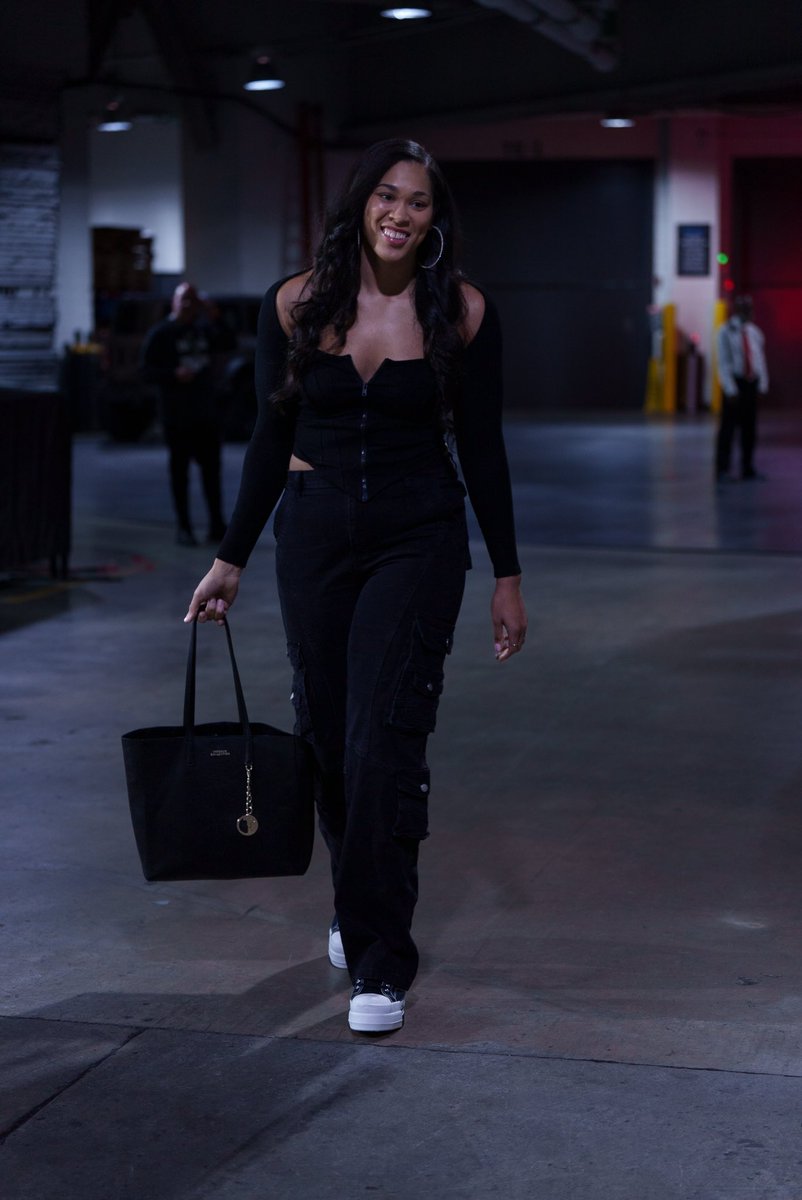 ConnecticutSun's tweet photo. Team All Black Everything has picked up @_bjones18 for Game 2 🫡

#CTSun | #ForgedByFire 🔥| #WNBAPlayoffs https://t.co/iS7sZuRnaM