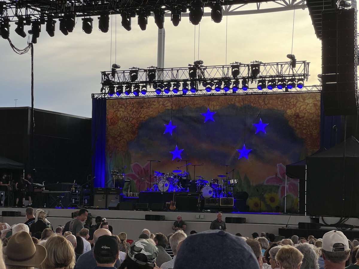 In 2 minutes Ringo takes the stage in Clearwater