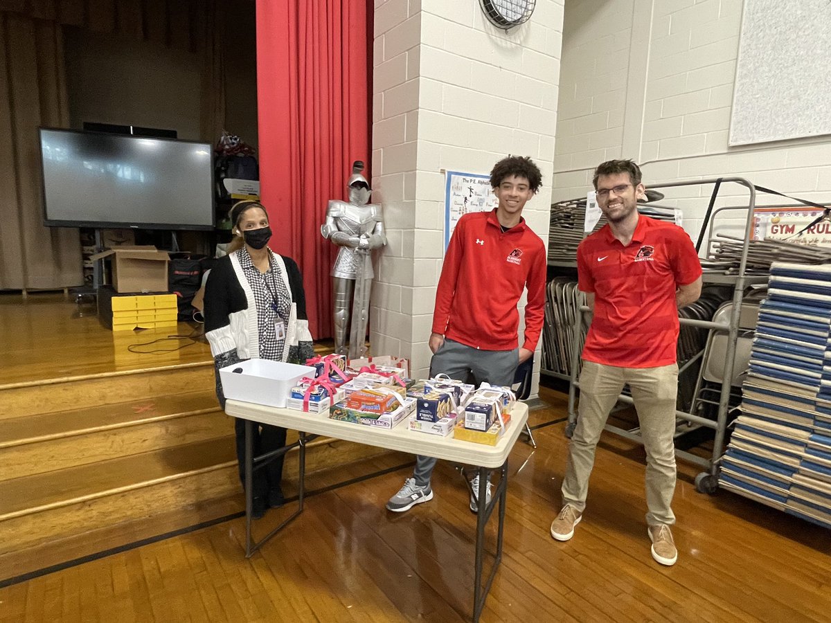 MissFreesRSD's tweet photo. 12th and Marion held its first family night on Tuesday...Pizza and Game Night! Families learned about games that kids will love that also help academically, socially, and emotionally! https://t.co/58p6707KlC