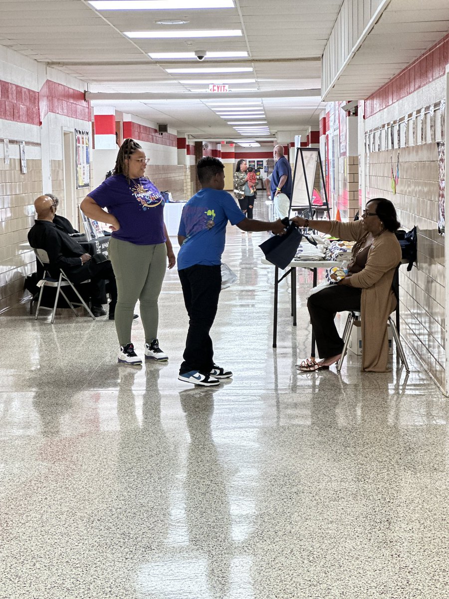 conn_rosario's tweet photo. We had a successful Back to School Open House last week. Thank you to our special guests and families for joining us . @HCS_TitleI @HamptonCSchools @cmomont8 @educator_rucker @TandieTaliafer1 https://t.co/aYV2afFUvY