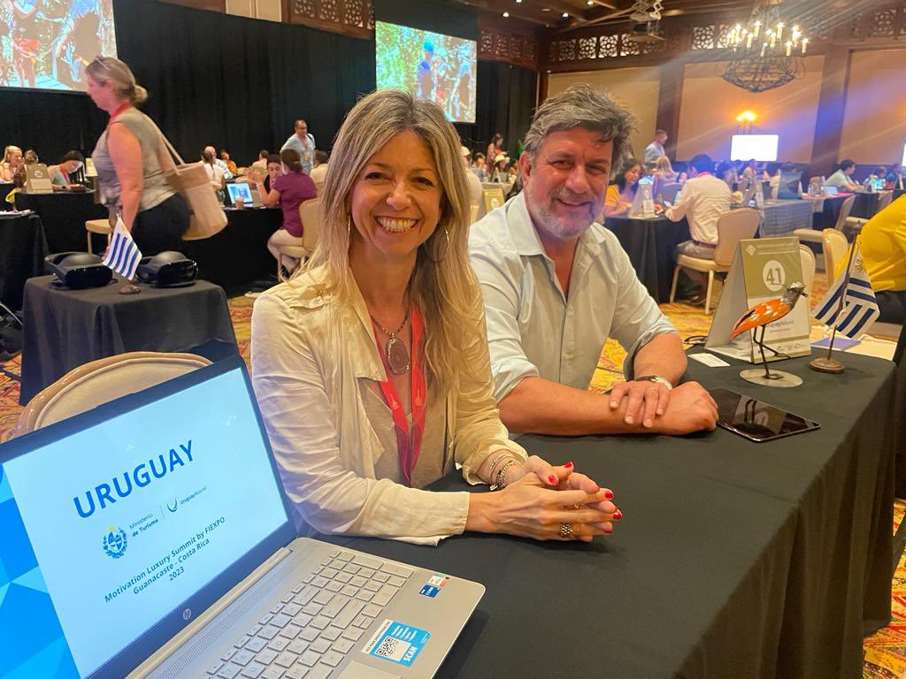 minturuy's tweet photo. Segundo día  @MLuxurySummit donde 🇺🇾 sigue siendo la mayor atracción en los operadores turísticos extranjeros que piden probar la experiencia virtual 360 que los recorre por todo el país. El Dir Gral @CurbeloDr además de participarlos de la experiencia ha tenido varias reuniones. https://t.co/Tj1cwTuntg