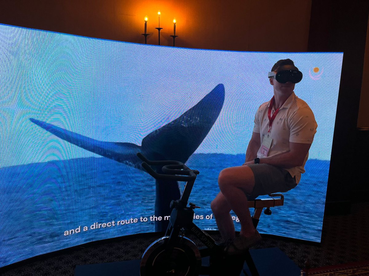 minturuy's tweet photo. Segundo día  @MLuxurySummit donde 🇺🇾 sigue siendo la mayor atracción en los operadores turísticos extranjeros que piden probar la experiencia virtual 360 que los recorre por todo el país. El Dir Gral @CurbeloDr además de participarlos de la experiencia ha tenido varias reuniones. https://t.co/Tj1cwTuntg
