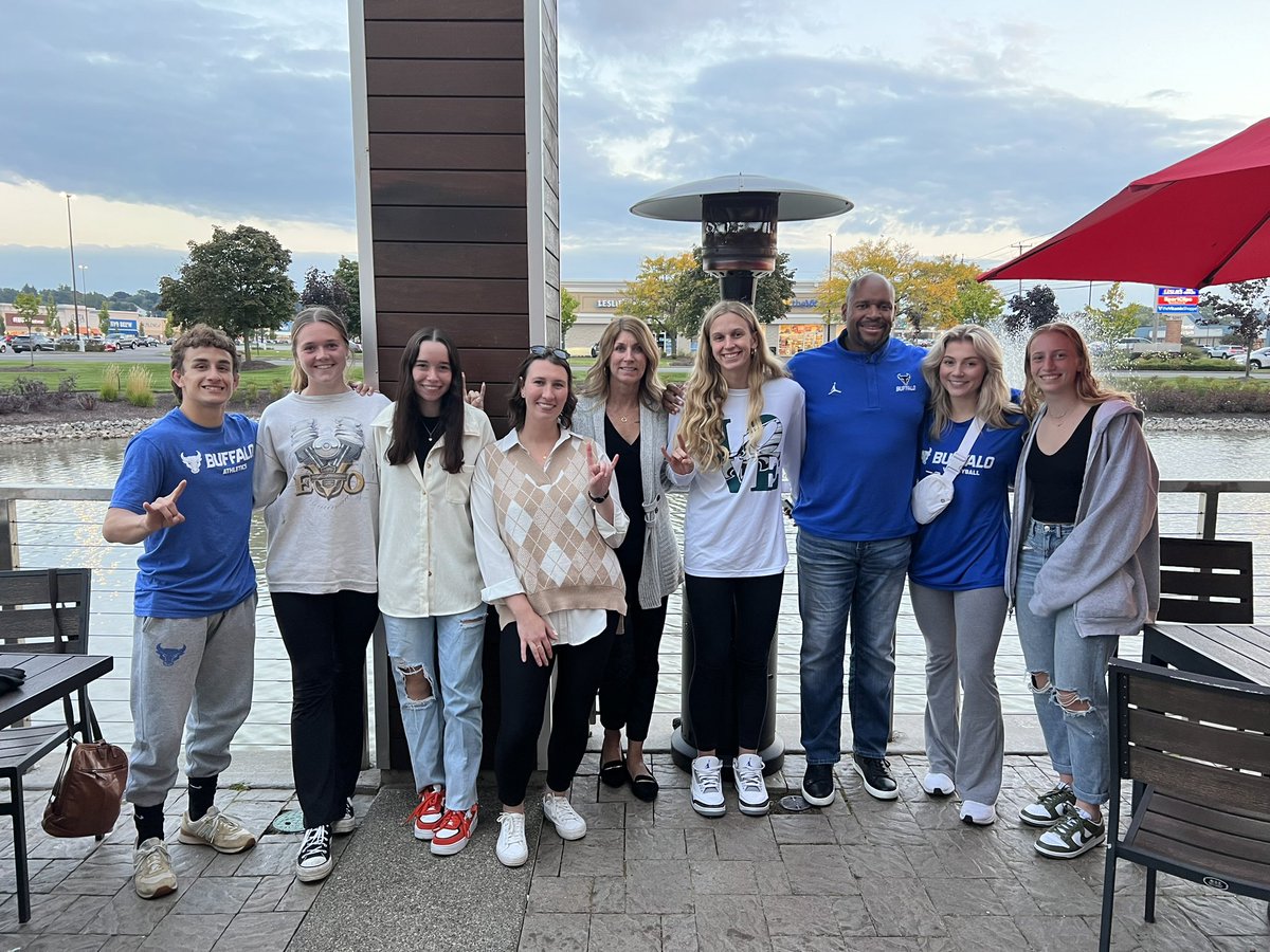 Great dinner tonight with our <a href="/UB_Bullspride/">UB SAAC</a> Exec Board!  Looking forward to working with this group of leaders this year.🤘🏾#UBFam <a href="/dkeller330/">D'Ann Keller</a> @Schneyer_bear