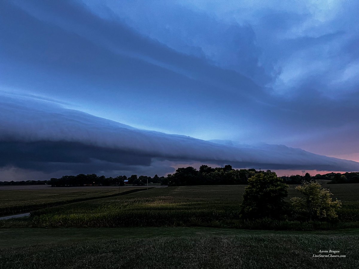 a_a_ronwx's tweet photo. Beautiful shelf cloud currently moving through Delaware County, Indiana 😍
@LiveStormChaser 
#inwx https://t.co/15hmWCCr9w