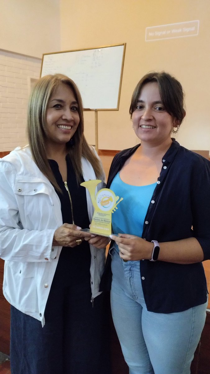 SecEducacionMz's tweet photo. #CiudadCerebro 🧠

Entregamos un reconocimiento a los directores de bandas musicales estudiantiles por su dedicación, empeño y compromiso en la celebración del II Encuentro de Bandas Musicales y por hacer de los estudiantes grandes talentos de la música. 💚🎼

#ManizalesAvanza https://t.co/xmeAQ5oJOe