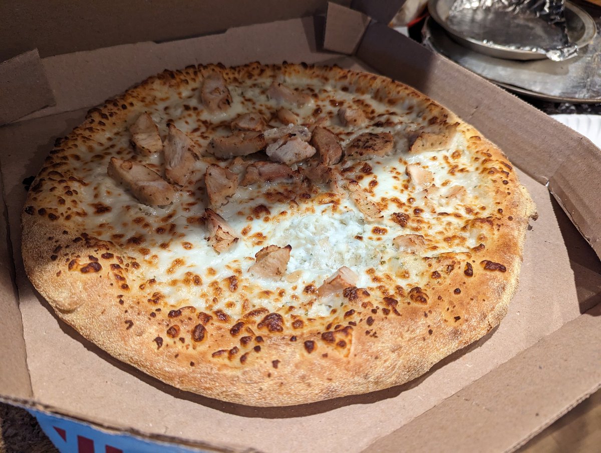 wesandrews13's tweet photo. @dominos You all are trusting me to move/equal out the toppings AND cut the pizza, too?! Things are about to get dangerous up in 'chere! #MightLoseAHand https://t.co/EQRx5cjHGq