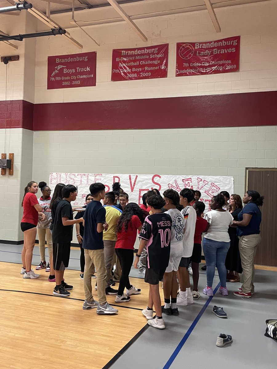 Classical Center at Brandenburg MS coming in strong on their first AVID family event with a game night! ⁦@CCBMS_Braves⁩ ⁦@AnnMulvihill⁩ ⁦@gisdnews⁩ ⁦@GISD_CIA⁩ ⁦@GISD4EBs⁩ ⁦@gisdmagnets⁩