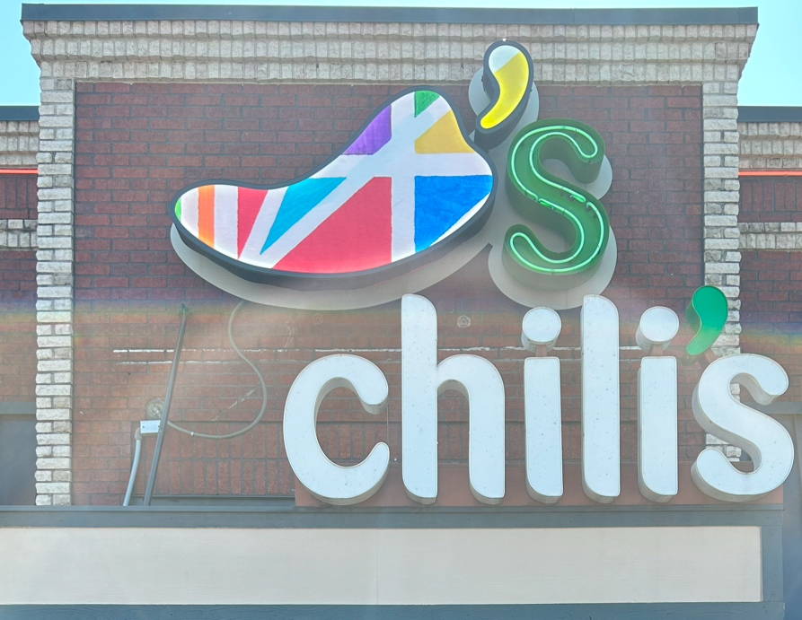 cypresswalls's tweet photo. Team #ALSAC @StJude lunch bunch today @Chilis. This is a mighty marketing crew! The pepper logo in the sign at the #Memphis location on Poplar was derived for #StJude patient art! Love it! #ChildhoodCancerAwarenessMonth #forstjude 💛💛💛💛 https://t.co/XxEwjj255J