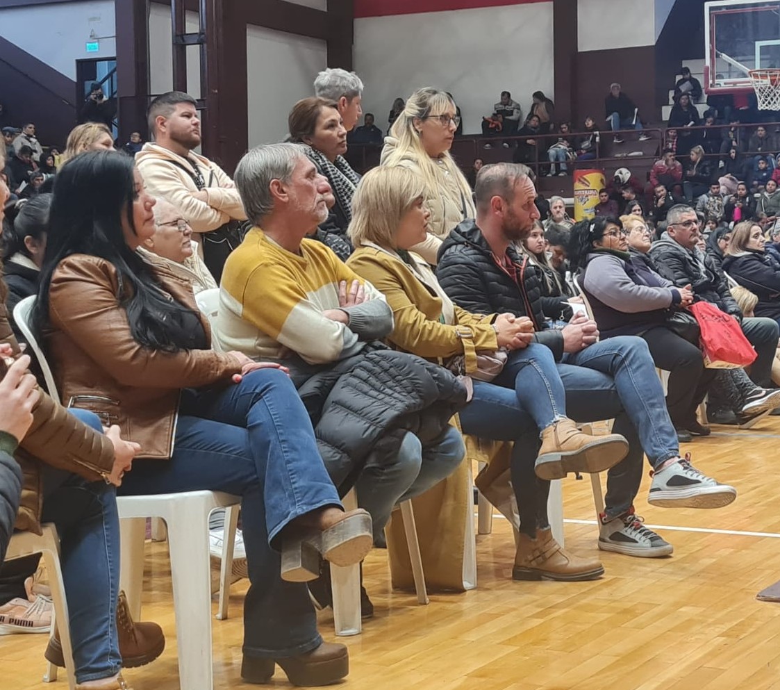 HugoMettino's tweet photo. Acompañé a los Legisladores @joselpallares @RussoNicolasOk y a nuestro candidato a Intendente @aJulianAlvarez, en la entrega de 1250 tablets del programa #ConectandoConVos a vecinos y vecinas de Lanús.
@ENACOMArgentina Achicando la brecha digital
#LanusInclusiva #TenemosConQuien https://t.co/lu3EH4bUV9