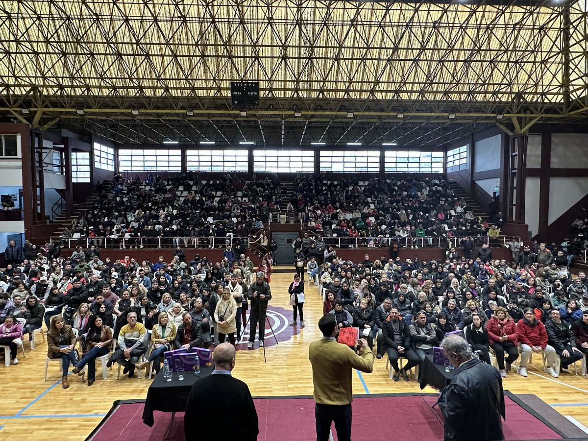 HugoMettino's tweet photo. Acompañé a los Legisladores @joselpallares @RussoNicolasOk y a nuestro candidato a Intendente @aJulianAlvarez, en la entrega de 1250 tablets del programa #ConectandoConVos a vecinos y vecinas de Lanús.
@ENACOMArgentina Achicando la brecha digital
#LanusInclusiva #TenemosConQuien https://t.co/lu3EH4bUV9