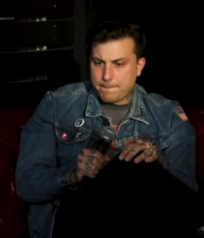 frank iero hourly tweet media
