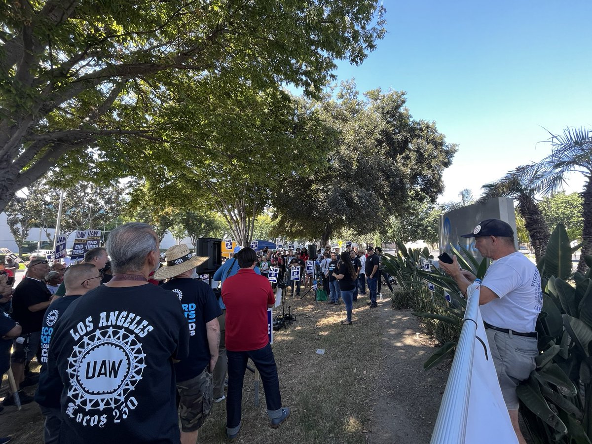 RonaldoFierroCA's tweet photo. Immensely proud to join labor leaders from across the region and our community this morning in solidarity with @UAW @uawregion6 as they strike for better pay, benefits and protections! 

These workers are the backbone of the auto industry. They deserve a fair contract. https://t.co/CMJPn9ZtuM