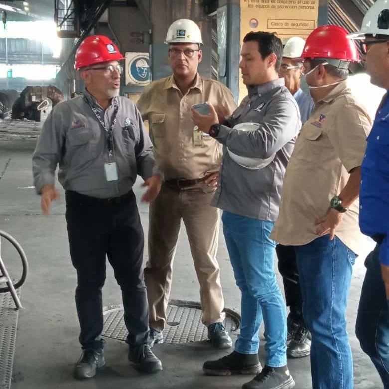 CVG_Oficial's tweet photo. En aras de avanzar en la productividad de nuestras empresas tuteladas, el presidente de la Junta Interventora de CVG, @Hectorsilvavzla, junto al vicepresidente, @alexroca1, y autoridades del sector Aluminio de la CVG realizaron un recorrido por @CARBONORCA_CVG.

#TodosSomosCVG https://t.co/3ll8Bo2E9R