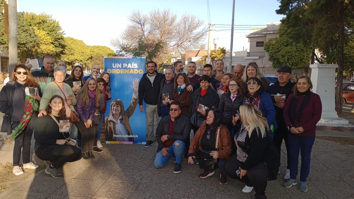 Barrio por barrio , manzana por manzana , casa por casa hoy recorrimos B Los Paraísos y San Martin llevando las propuestas de <a href="/PatoBullrich/">Patricia Bullrich</a> 🦆.
#Orden #Coraje #Valentia #Decision