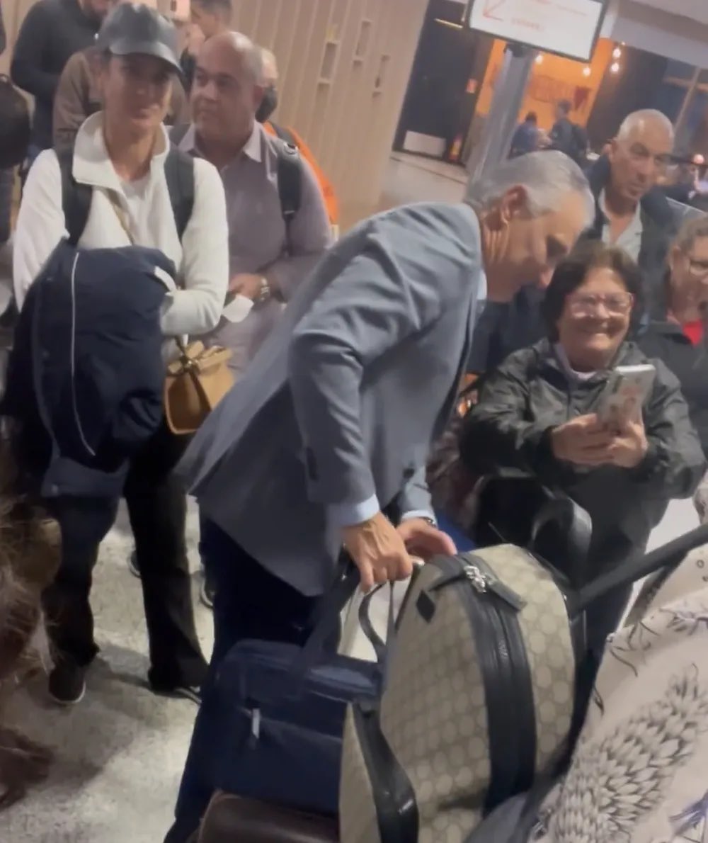 Torcedor do Flamengo aborda Tite em voo para o Rio de Janeiro e pede 'boa notícia' ao treinador.

"Dá uma boa notícia para a gente, Tite, diz que está indo fechar com o Flamengo", disse o rubro-negro. Tite respondeu, sem dar pistas: "Obrigado pela consideração".

O técnico mora