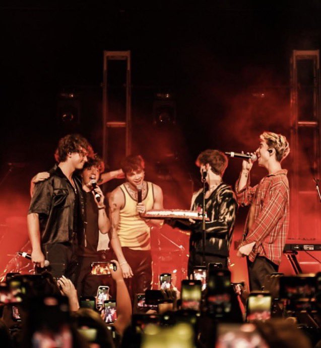 happy 7 years to the boys who never fail to light up my darkest days. i wouldn't be here today if it weren't for you... i miss you incredibly much but i'll always love you more. wdw is forever a family, i have so much hope for us ❤️