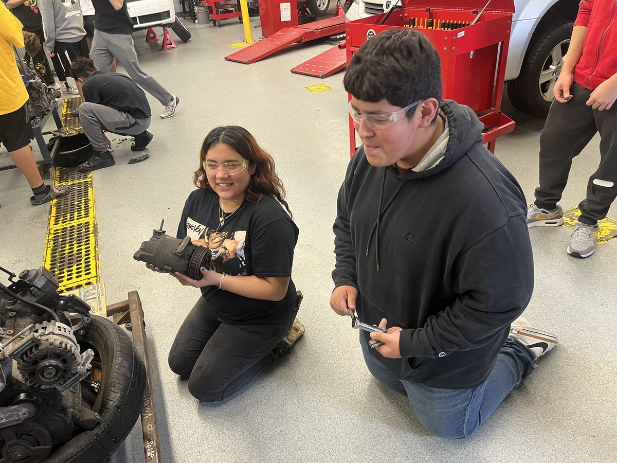 #leydenpride Autos 1 Students learning to use various hand tools by removing and installing engine components