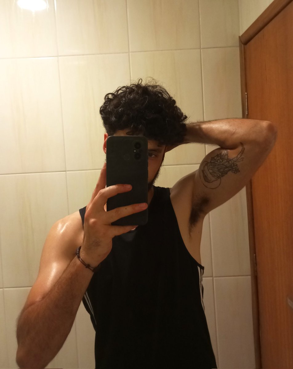 vlws_flws's tweet photo. Se mesmo malhando nesse calor disgramado o shape não vier até o final do ano ele não precisa vir mais não. Se fudê https://t.co/wCNfAiy70v