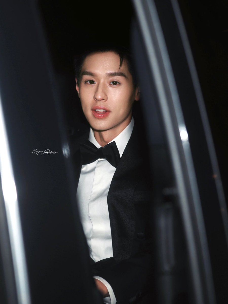 littlefoxibkpp's tweet photo. Billkin in Paris 📸✨

#bbillkin 
 #LancomeLouvreXBillkin https://t.co/iflUptNQd8