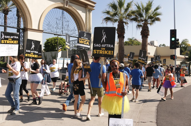 sagaftra's tweet photo. Are you joining us in LA tomorrow?💪🎬 #SagAftraStrong https://t.co/hTz0zFMtp9