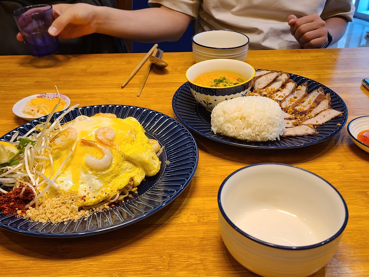 세종시 베스트웨스턴 호텔 1층 타논55
저기 고기+커리 메뉴가 제일 베스트고 다른데 잘 안 파는 신기한 메뉴. 언제나 사람이 많아서 점심에 먹으려면 누군가 한 명은 눈치를 감수하고 일찍 나가야함.. 근데 그만큼 맛있어요