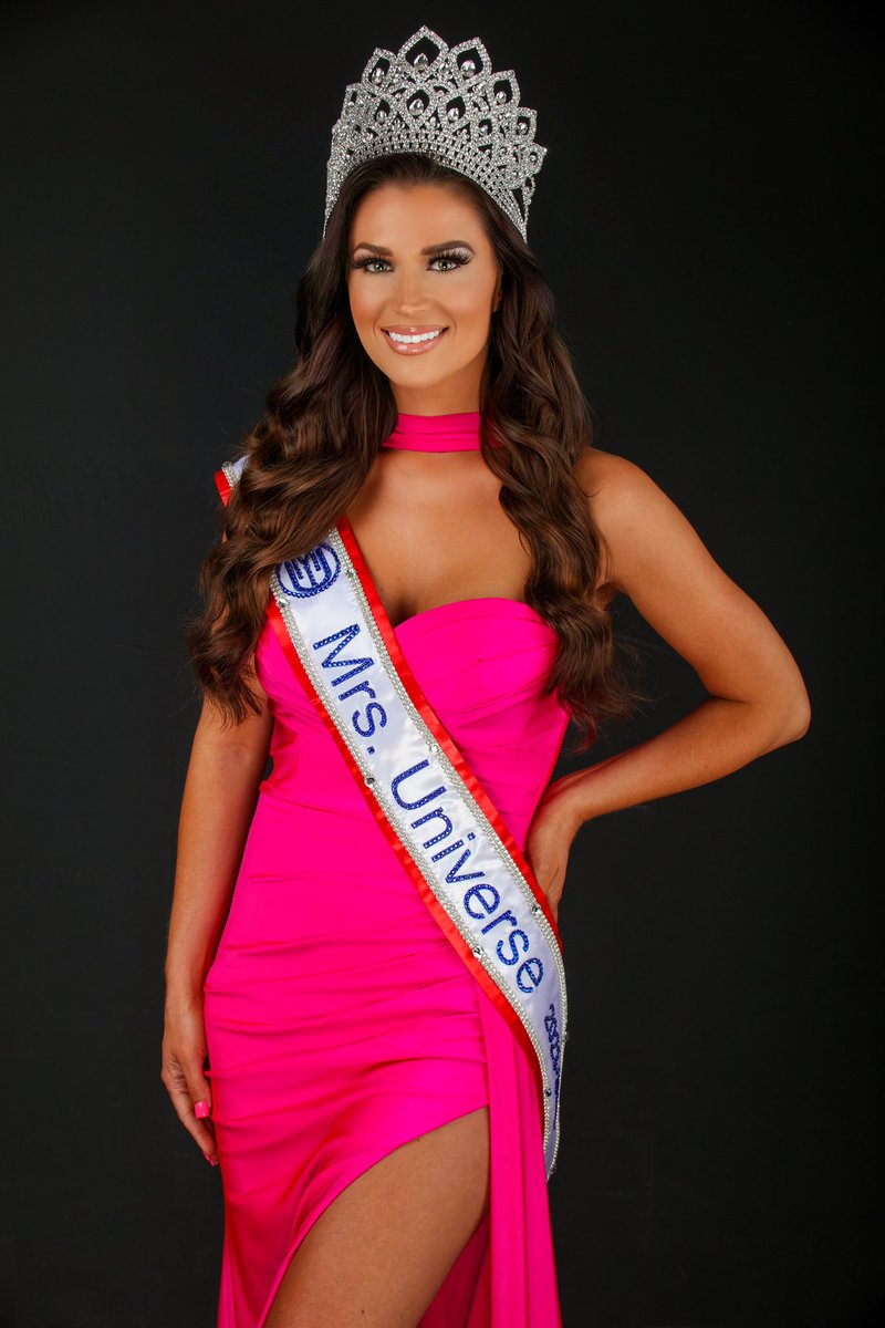 TesoroRecords's tweet photo. Ashley is the reigning “Mrs. Universe” after 3 consecutive Nevada titles! She sings at events every month 🎤🎵🎶 https://t.co/vsJvWSyDzQ
