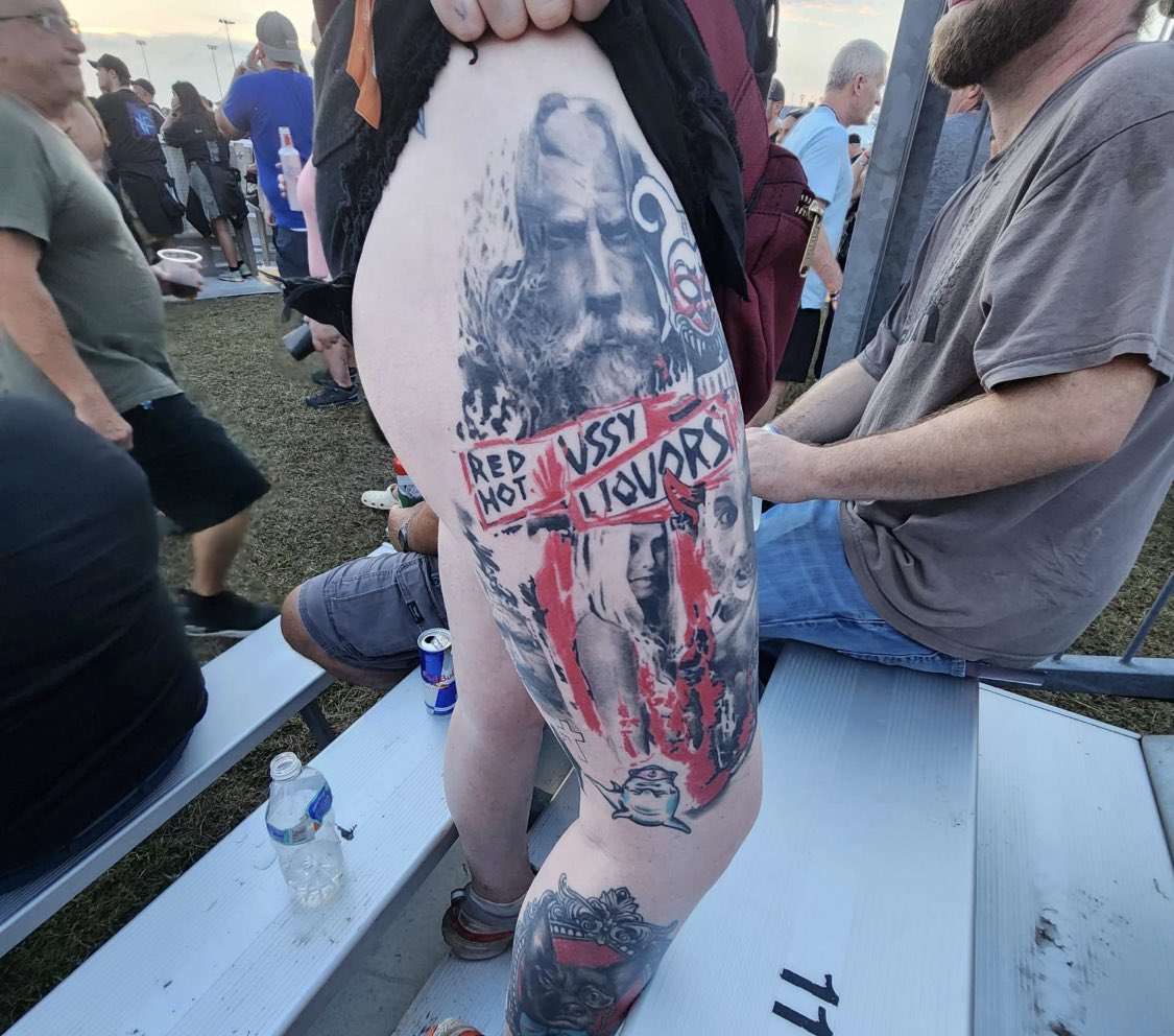 Zacbolone's tweet photo. @RobZombie how do I get my friends leg signed by you so she can get it also tattooed. #askingforafriend https://t.co/I8RtW0dPB1