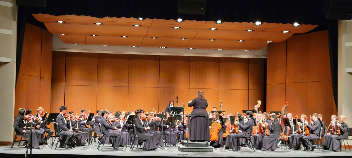 pmillernelson's tweet photo. A terrific evening! Midland High volleyball and H.H. Dow High orchestra. https://t.co/3laL15mV46