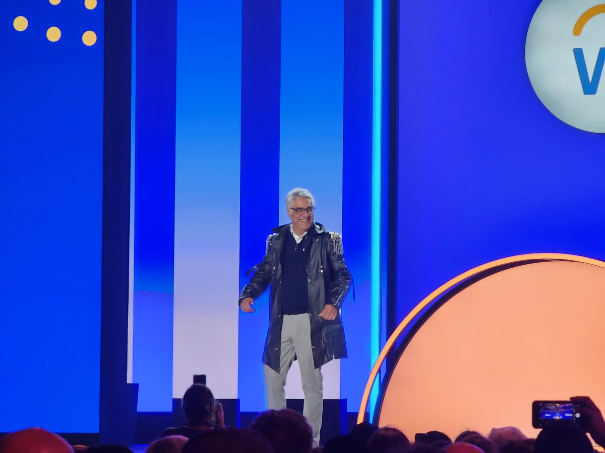 TalkToErik's tweet photo. Not to be outdone, @aneelb dons the @Workday #RockStar garb to kick off #WDAYRising https://t.co/0eIJ5JmeoG