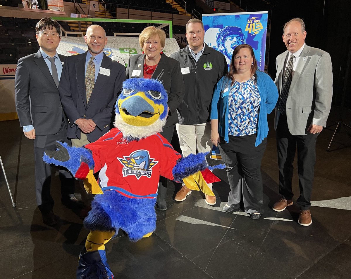 Great #Springfield Chamber of Commerce breakfast focusing on Economic Impact of Sports in Springfield.  An opportunity for a photo op with ⁦<a href="/WNEUniversity/">Western New England University</a>⁩ SPMN faculty and alums…and an old feathered friend! Thanks to ⁦<a href="/ThunderbirdsAHL/">Springfield Thunderbirds</a>⁩ for hosting.
