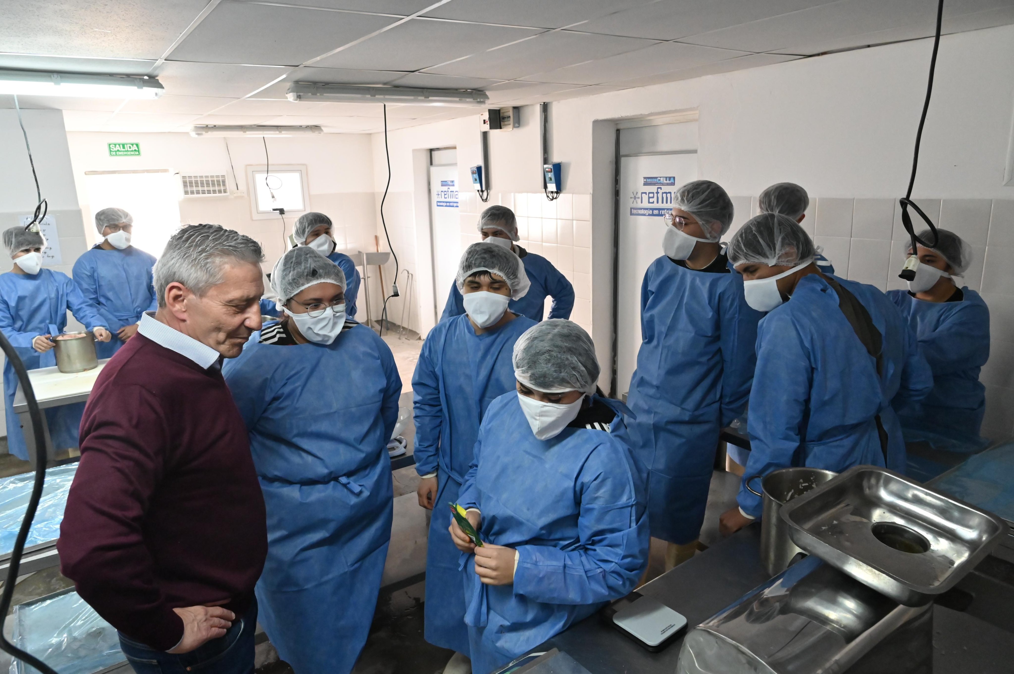Arcioni entregó viviendas y supervisó la obra de interconexión eléctrica entre Camarones y Garayalde
