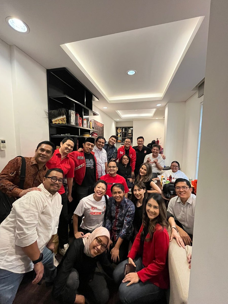 susyrizky's tweet photo. Sebelum rapat mingguan pertama dengan Mas @kaesangp dimulai, kami foto bareng dulu..

Nyari tempat susah karena semua ruangan sedang ada tamu dari relawan Jokowi dan orang2 baru yang mau daftar jadi anggota PSI.

Akhirnya kita kumpul di ruangan Bro @Si_AnakKampung

 26 Sep 2023 https://t.co/fhdFanLLPf
