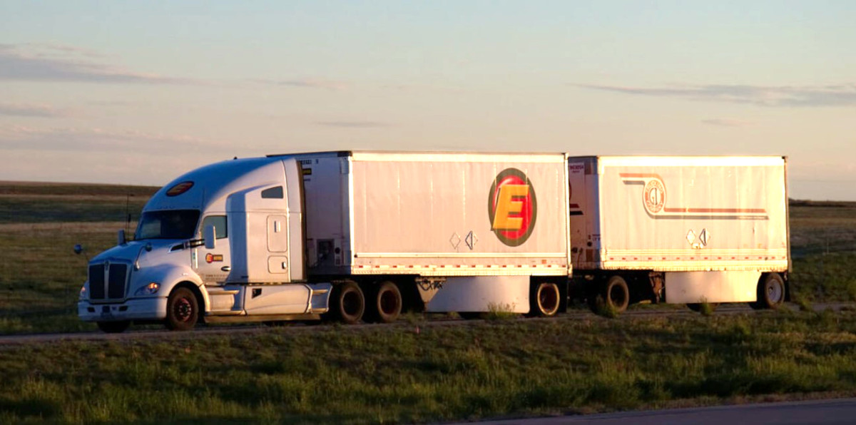 HDTrucking's tweet photo. 🚛 Discover how Estes is transforming its LTL operations with cutting-edge data and AI techniques! Read the full article here: https://t.co/jhd9okeVAO #LogisticsTechnology #LessThanTruckload #EstesExpress #PickupAndDelivery https://t.co/Z6MnKre21o