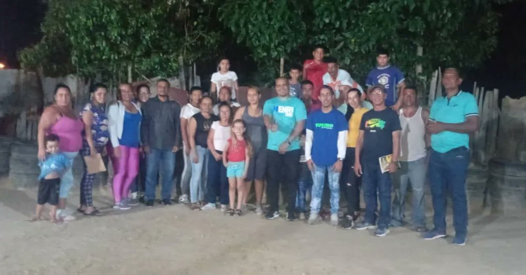 HFVZLALARA's tweet photo. A esta hora nos encontramos en el sector El Bolivar de la Parroquia Unión. 

La jornada sigue mañana, tarde y noche, cada día en busca de una ruta por el cambio político de nuestro país.

#SomosFuturo
#SomosFuturoLara 
#SomosFuturoVenezuela https://t.co/hn0viO2xHF