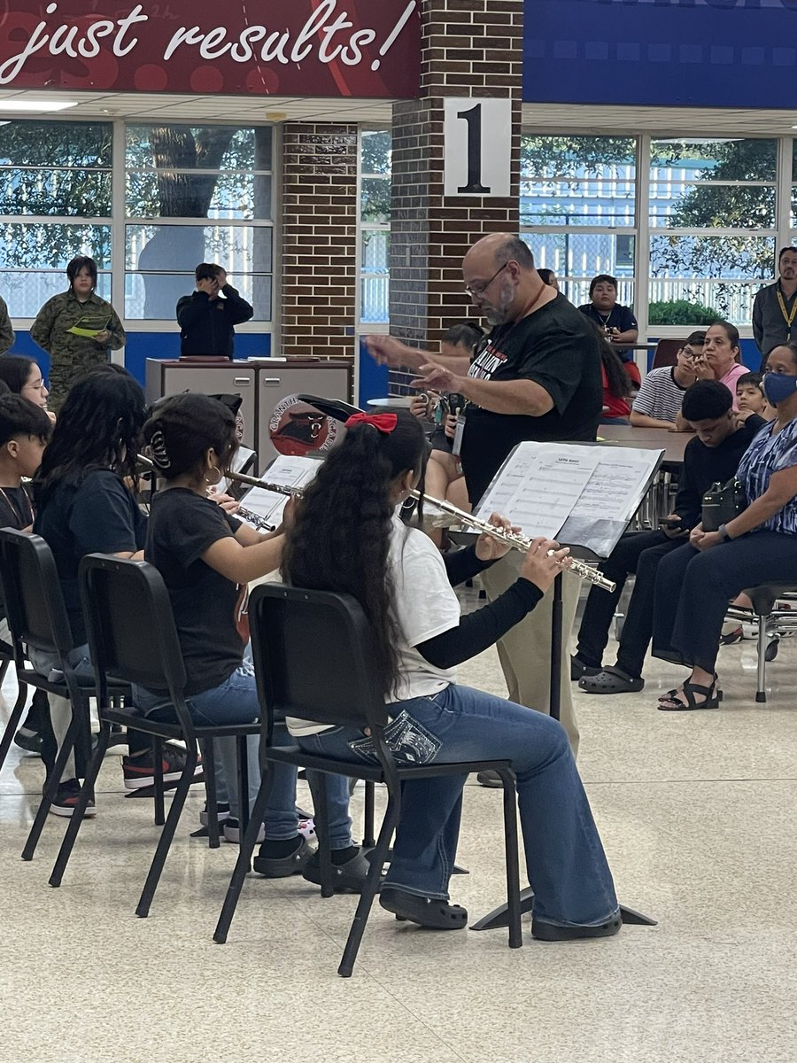 MrsLangenbuch's tweet photo. Grantham Academy Choir and Band performing for Open House! @GranthamBand @Grantham_AISD https://t.co/QDG9ZxTOE4
