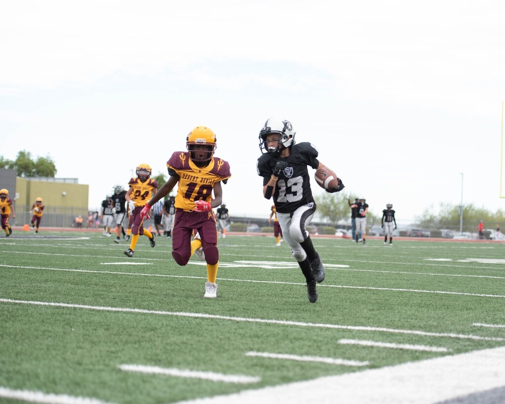 Just a few of my favorite shots from the @azraiders10u vs @desert_demons_az on Saturday ! 

It was a tough game but the Raiders pulled out a Win. 

#azyouthfootball #azraiders10u #sportsphotography #azsportsphotographer #youthfootball #nys #phoenixsports… instagr.am/p/CxrL-ADvcdQ/