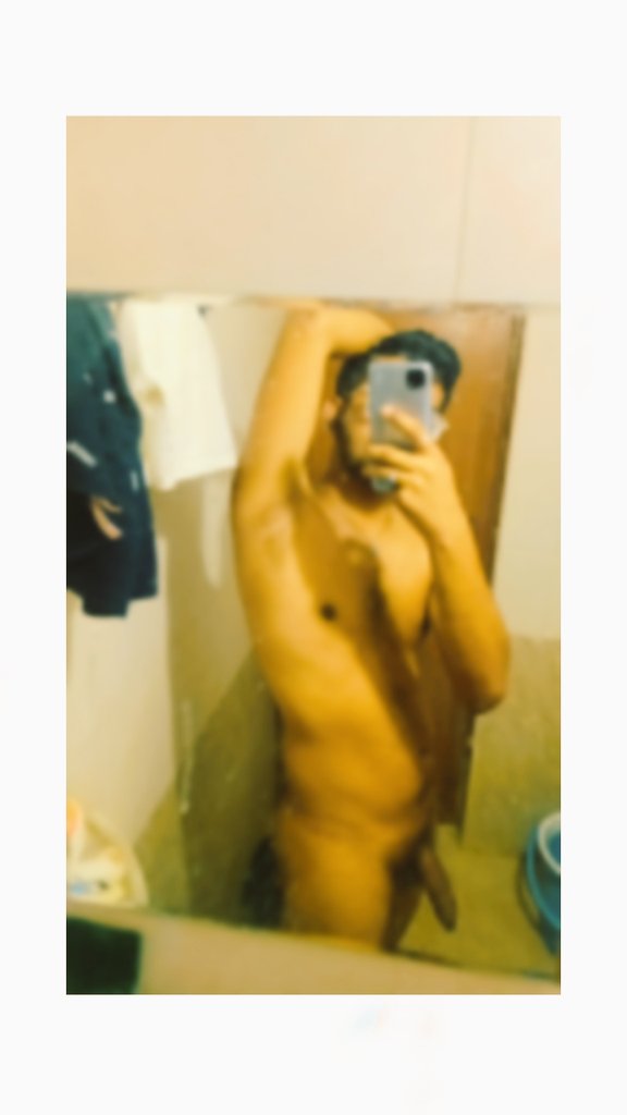 Revealing my bulge 🍆
Morning horny feel selfies 🙈
Who wanted it in their mouths? 🤤