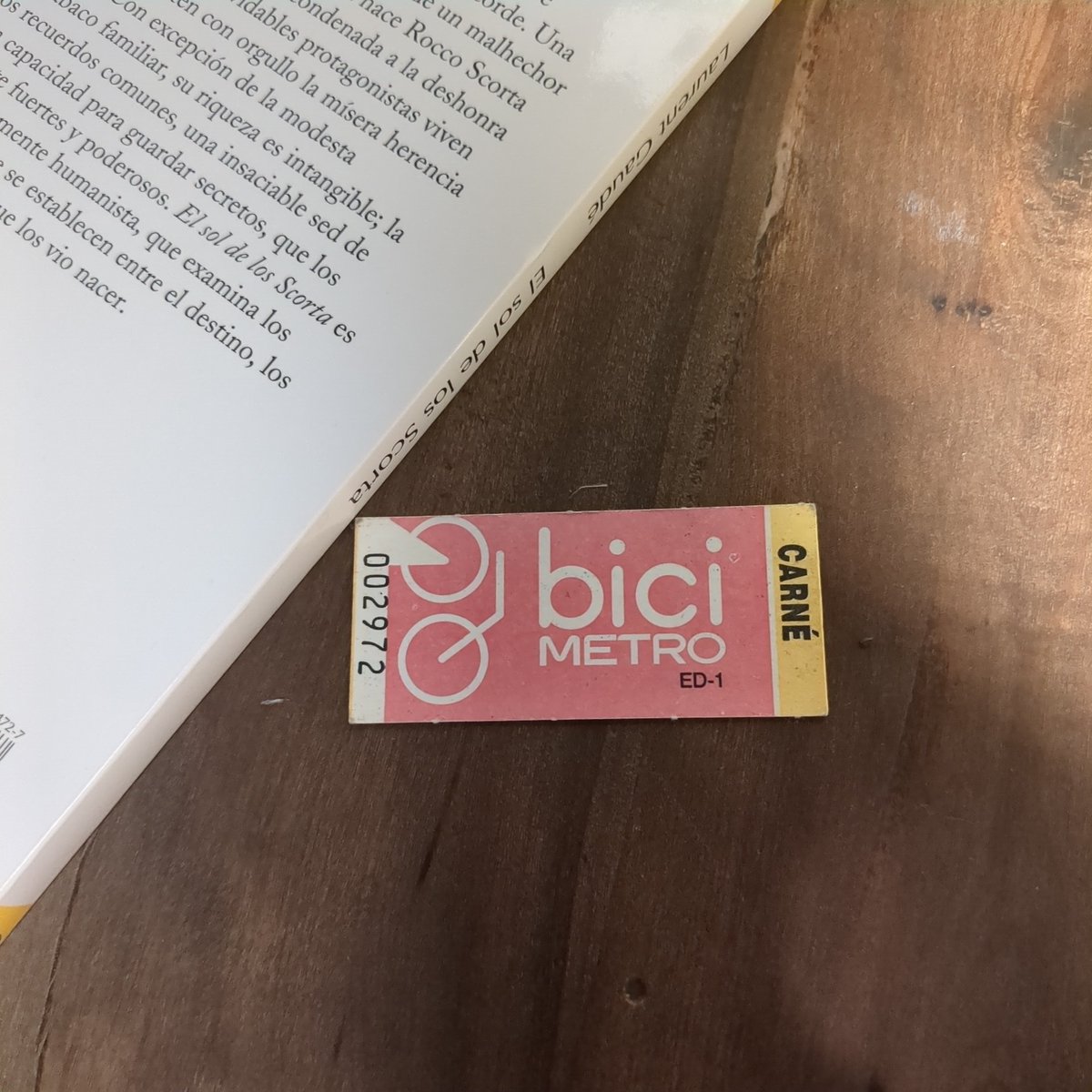 aarellanor's tweet photo. Mi marcador de libros favorito. Pequeña reliquia de los antiguos estacionamientos para bici en el @metrodesantiago https://t.co/4uA8kjlodq