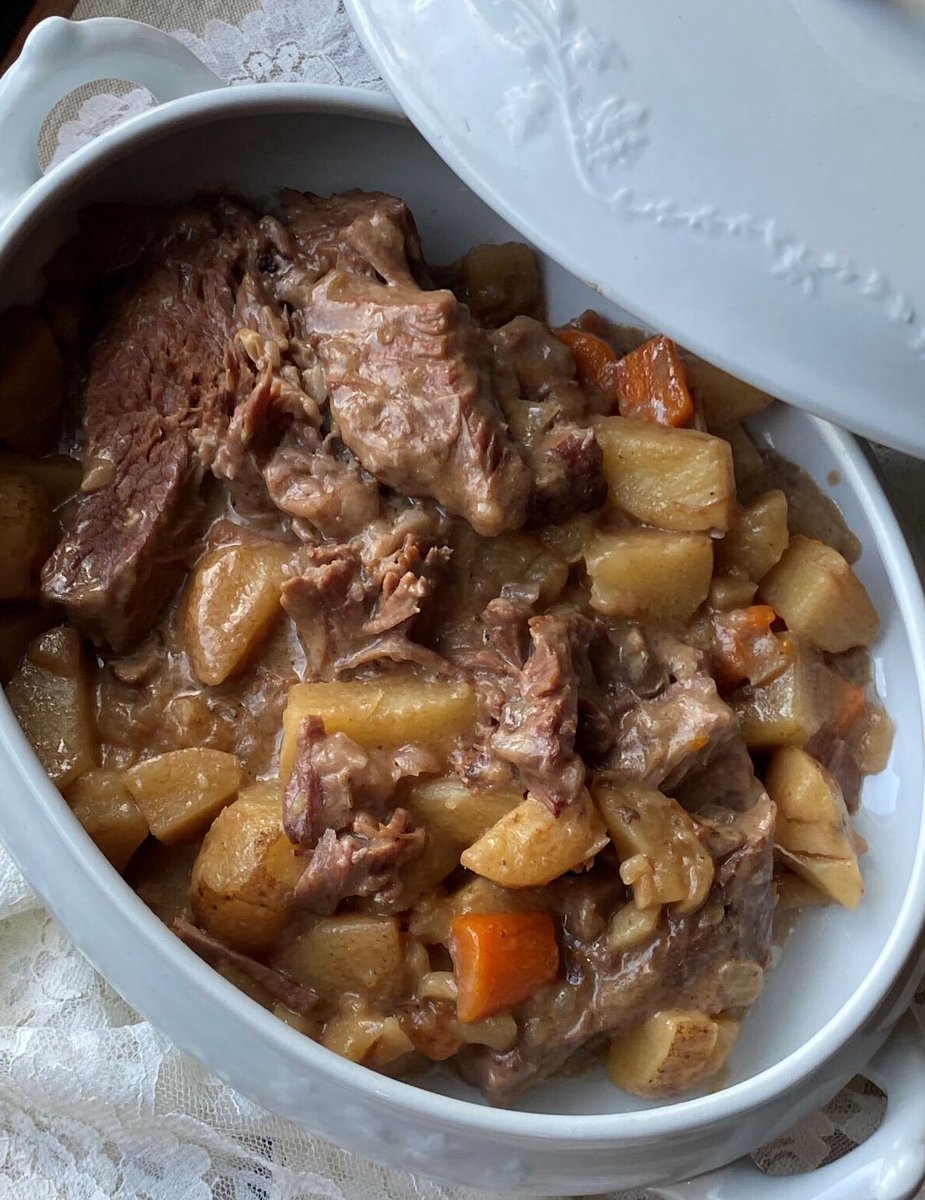 Recipe➡️ thesouthernladycooks.com/crock-pot-roas… Crock pot roast beef with gravy, potatoes and carrots is one of our favorite meals. #beef #crockpot