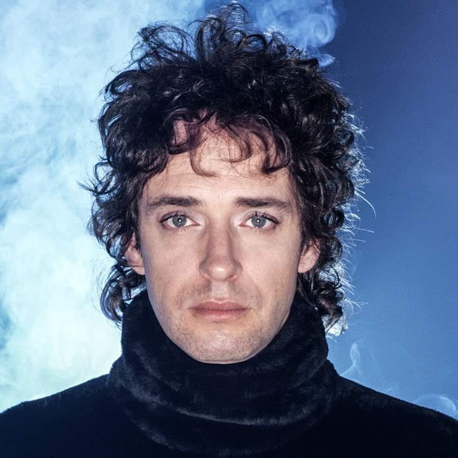 pablocasx1's tweet photo. A cuentos le gusta Soda Stereo ?

LO SABÍAS??.. 

Este fue el origen de la conocida frase "Gracias totales"
“Llegó la hora, el minuto, el segundo, el instante”
El 20 de septiembre de 1997, en el Estadio de River Plate, en Argentina, aproximadamente 70 mil almas enfervorizadas se reunieron para presenciar el denominado “último concierto de Soda Stereo”, la despedida de la escena musical de una de las bandas más grandes de la historia del Rock Latino.

El concierto comenzó con las palabras de Gustavo Cerati, vocalista, guitarrista, compositor y líder de Soda Stereo: “Llegó la hora, el minuto, el segundo, el instante. Supongo que tienen sed ¡Soda Stereo, Buenos Aires, Argentina!”. Después de anticipar los acordes de la canción “La ciudad de la furia”, Cerati les preguntó de nuevo a los eufóricos fanáticos argentinos: “¿Están preparados para una noche larga?”.
Y nació la icónica frase..

El concierto de Soda Stereo transcurrió en un ambiente de gran efervescencia y el histórico trío (Charly, Zeta y Cerati) tocaron al cabo de un total de 30 canciones. La canción encargada de protagonizar el clímax de la noche y con la que se despidieron del escenario fue, por cierto, uno de sus clásicos, “De música ligera”, el single más exitoso del álbum Canción Animal.

Entonces, cuando el grupo avanzaba rítmicamente a la parte final del tema, Gustavo Cerati pronunció una de sus frases más famosas:

“No sólo no hubiéramos sido nada sin ustedes, sino con toda la gente que estuvo a nuestro alrededor desde el comienzo; algunos siguen hasta hoy. ¡Gracias….. totales!”