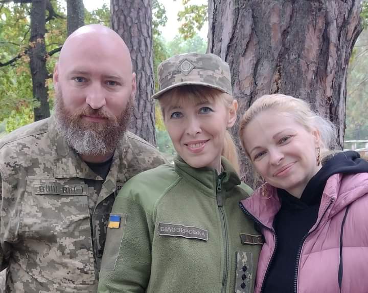 Фото зі зйомок календаря, де на обкладинці Головком із песцем на карті Росії :)
Якісь тролі нападають зараз на Дану Ярову. Дана - як торнадо, пронесеться і не помітить :) А от хейтерам не раджу її чіпати, бо коли вони лають Дану, у них із рота визирає ЖАБА!