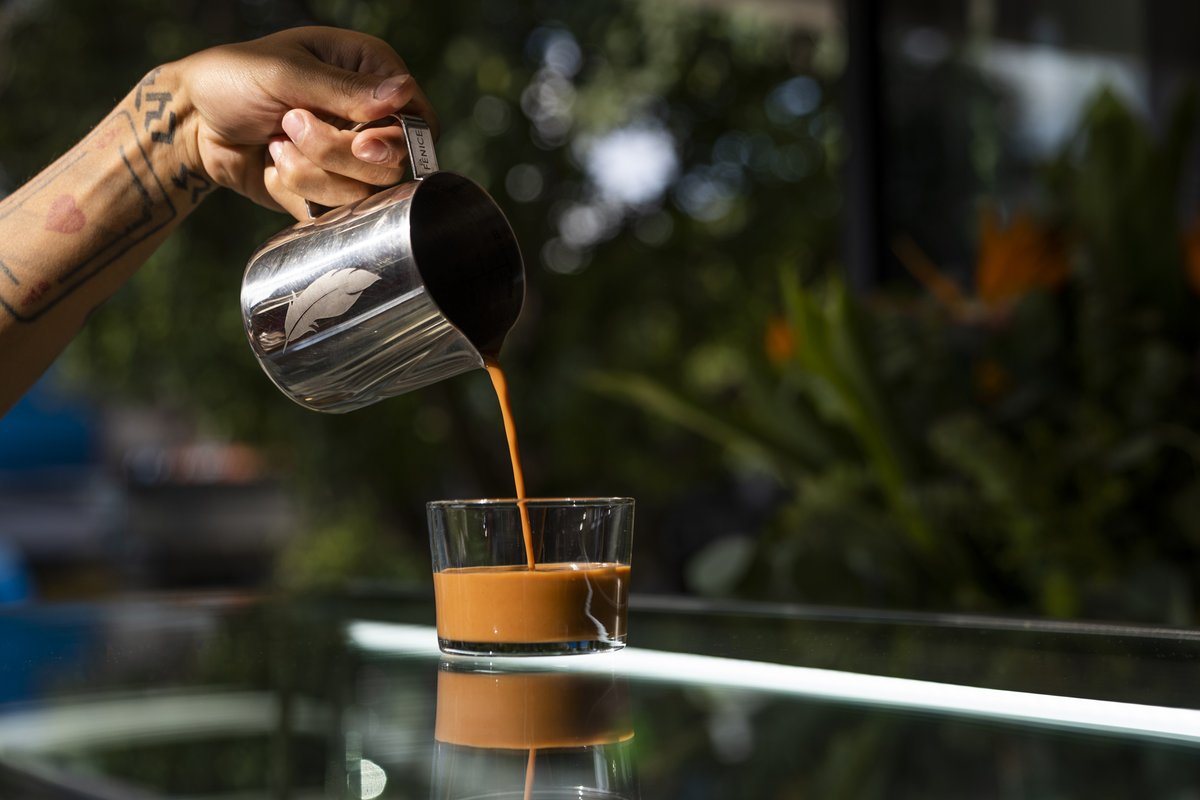 TimeOutMexico's tweet photo. ¿Fan del chocolate? Únete a Culto Cacaotería, un espacio que rinde homenaje al cacao a través de bebidas, postres y barras de chocolate producidas con selectos granos tabasqueños. 🍫https://t.co/A8l5Y6a8Fe https://t.co/XG8H13TGLx