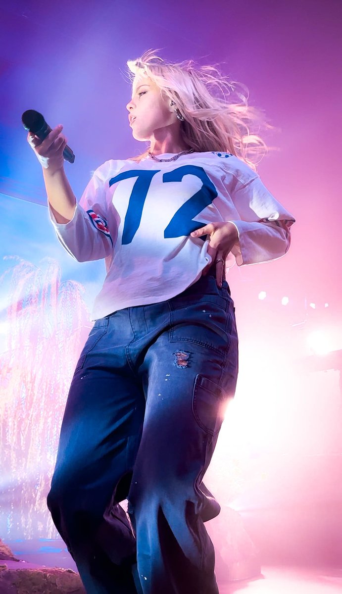 devin_hirsch's tweet photo. manifesting that one day i will be her tour photographer, but for now the barricade and iphone are perfect 🤞🏼 https://t.co/JqLdTp1Png