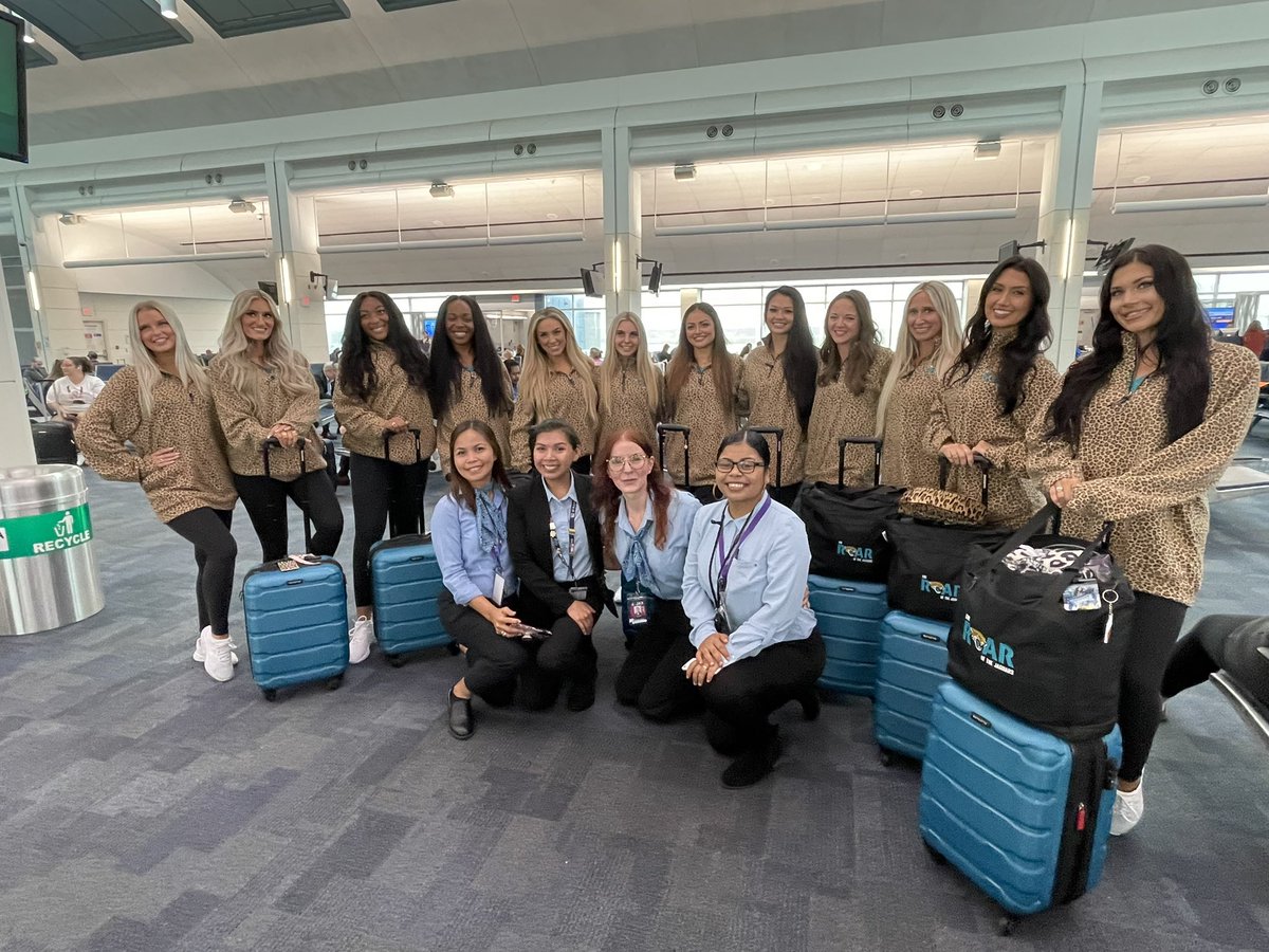 The @Jaguars Cheerleaders posing for a quick shot with our @united JAX Team as they embark on a safe journey to London for their next game👍best of luck🙌 @Jmass29Massey @jacquikey