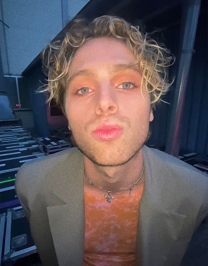 disconnectedftv's tweet photo. obsessed with this genre of luke hemmings https://t.co/ekeTWX2ttw