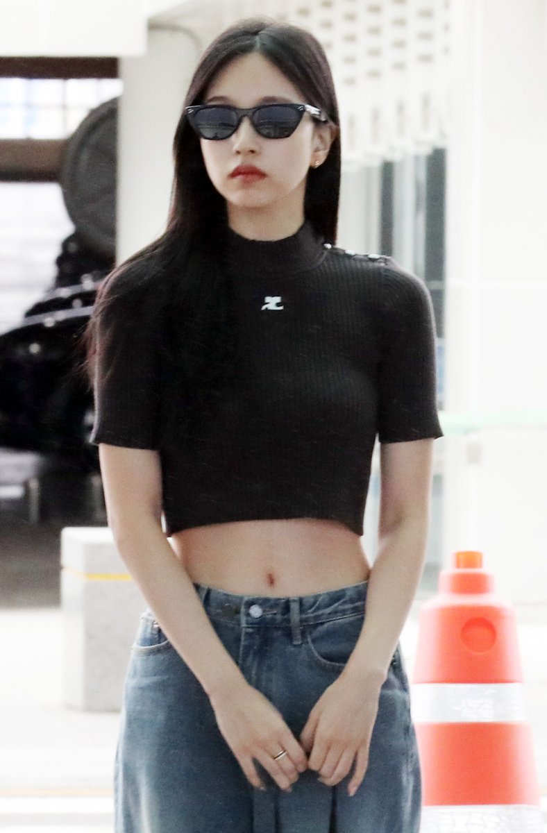 godmitzu's tweet photo. MINA LOOKS SO GOOD IN THIS FIT https://t.co/3blJYr6HNm