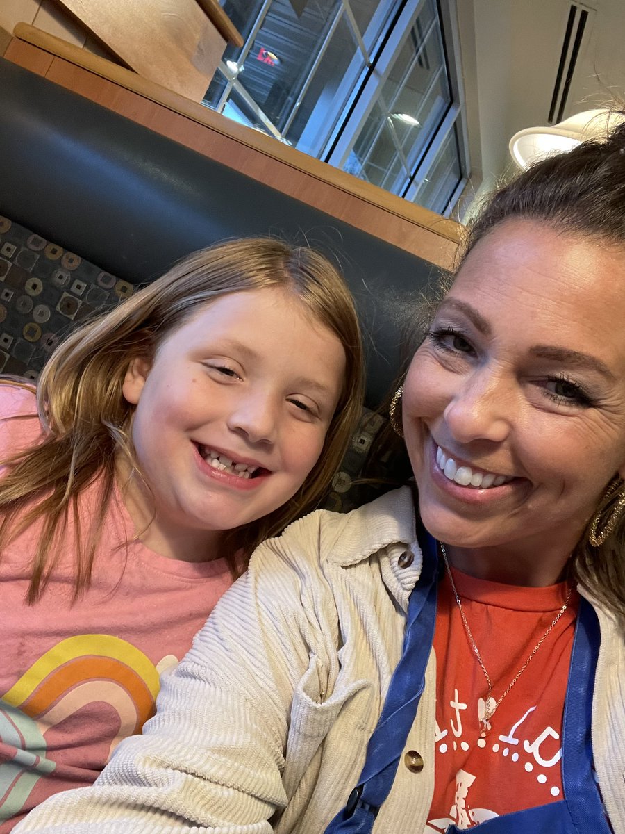 marnellandrea29's tweet photo. I had a great time supporting VV and serving food at Culver’s tonight. Thanks to all of those who came out tonight! @VV_Voyagers #fabulousfirsties #culversnight https://t.co/3yhN0FDE4u