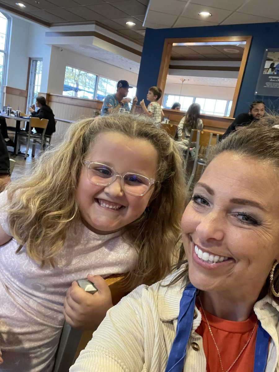 marnellandrea29's tweet photo. I had a great time supporting VV and serving food at Culver’s tonight. Thanks to all of those who came out tonight! @VV_Voyagers #fabulousfirsties #culversnight https://t.co/3yhN0FDE4u